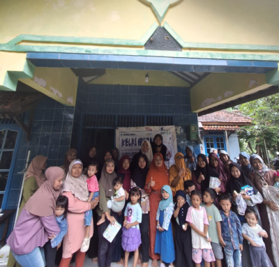 Mahasiswa KKN Profesi Bidan UNIMUGO Gelar Edukasi Penyakit Balita dan Demonstrasi Pijat Bayi di Posyandu Kaliputih